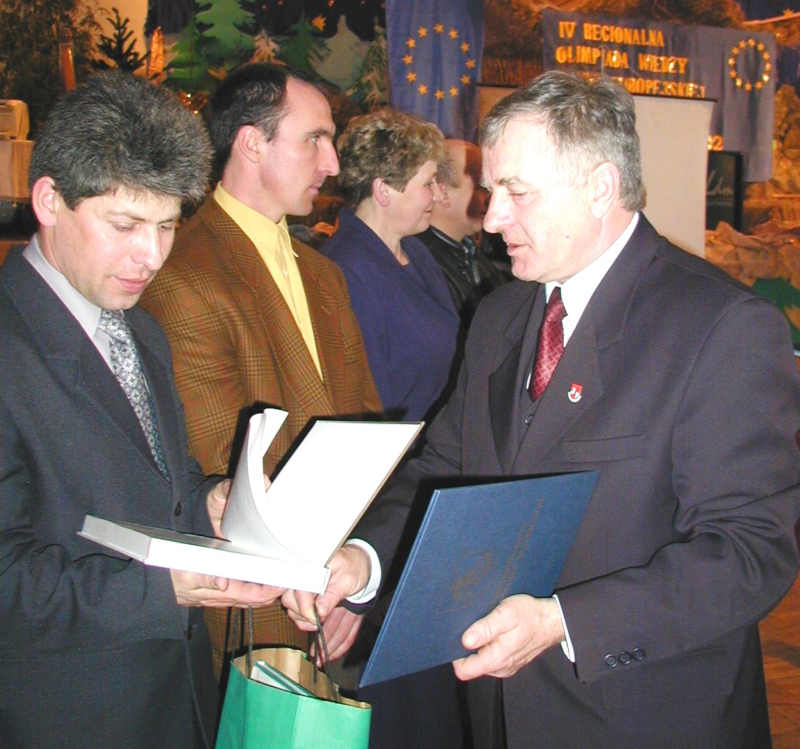 Henryk Jakubiuk, przewodniczący Rady Powiatu Bialskiego (pierwszy z prawej) wręcza pierwszą nagrodę 