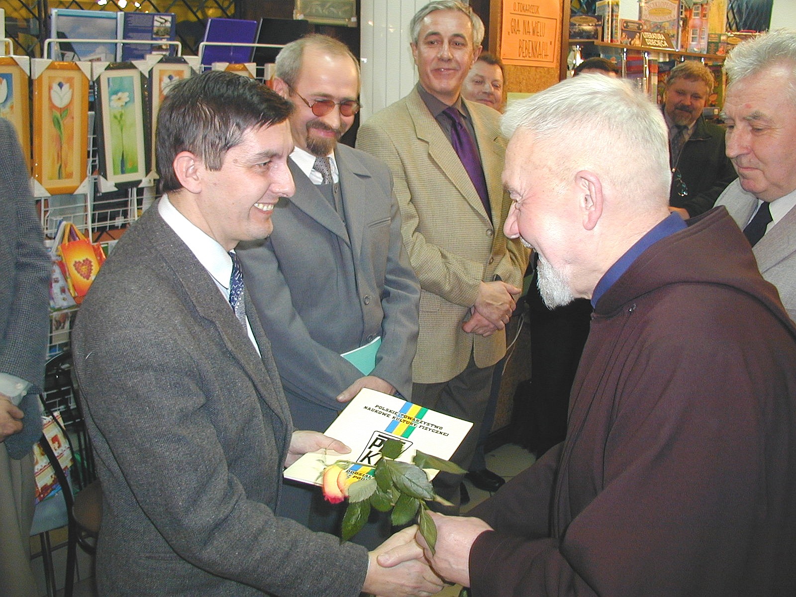 G. Rękowski (pierwszy z lewej) przyjmuje gratulacje od profesora i zakonnika Jerzego Cygana