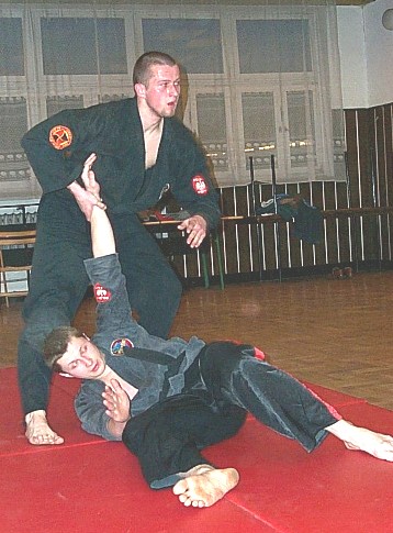 Viet Vo Dao zawiera również techniki realnej walki i samoobrony. Łukasz Waszczuk i Wojciech Szostak 