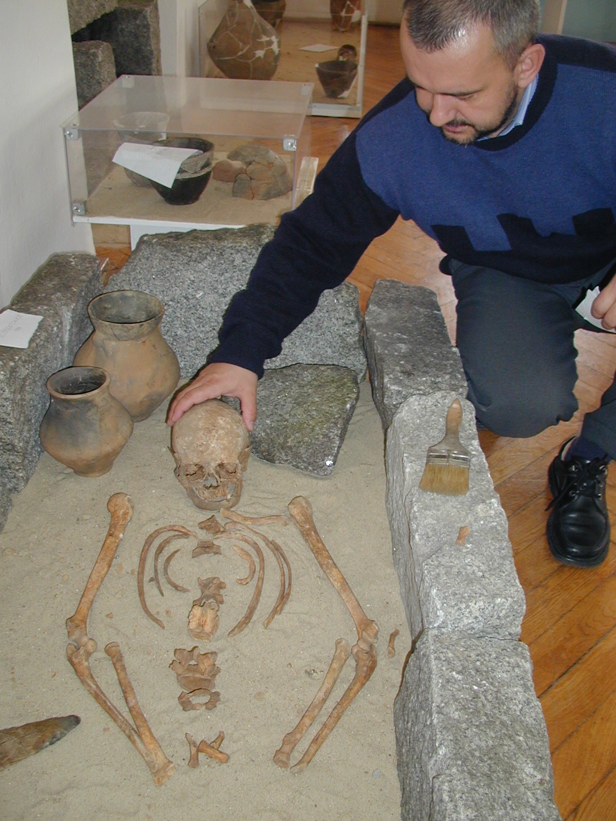  Mieczysław Bienia przygotowuje rekonstrukcję grobu z neolitu 