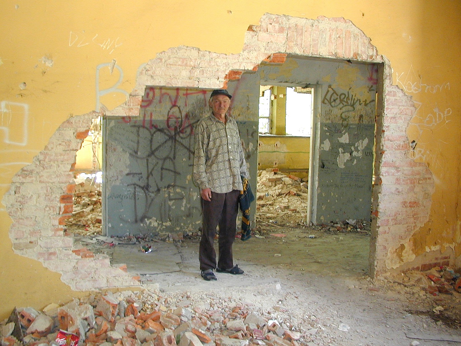Ryszard Siekierko pokazuje jak wygląda biurowiec po dawnym "Polcargo” w centrum Małaszewicz