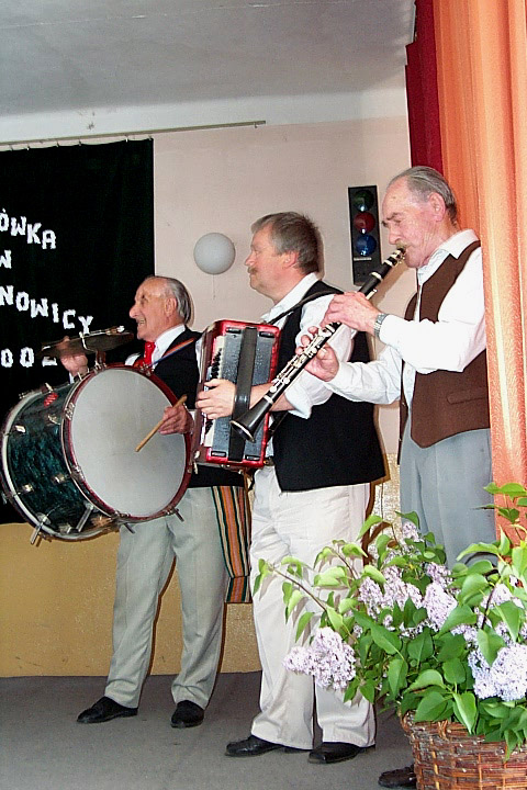 Majowemu śpiewaniu ludowych zespołów w sosnowickiej placówce kultury towarzyszyła widoczna na zdjęci