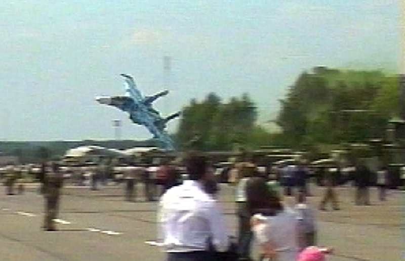 Na tych telewizyjnych zdjęciach widać, jak Su-27, już bez pilotów na pokładzie, spada na płytę lotni