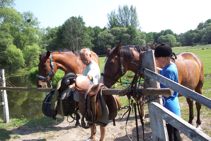 Żeby pojeździć, trzeba najpierw osiodłać konie. Na zdjęciu Eugeniusz Kupryś i Justyna Niczyporuk