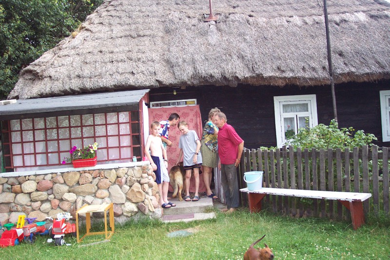 Rodzina Artemiuków przed swoim letnim domem 