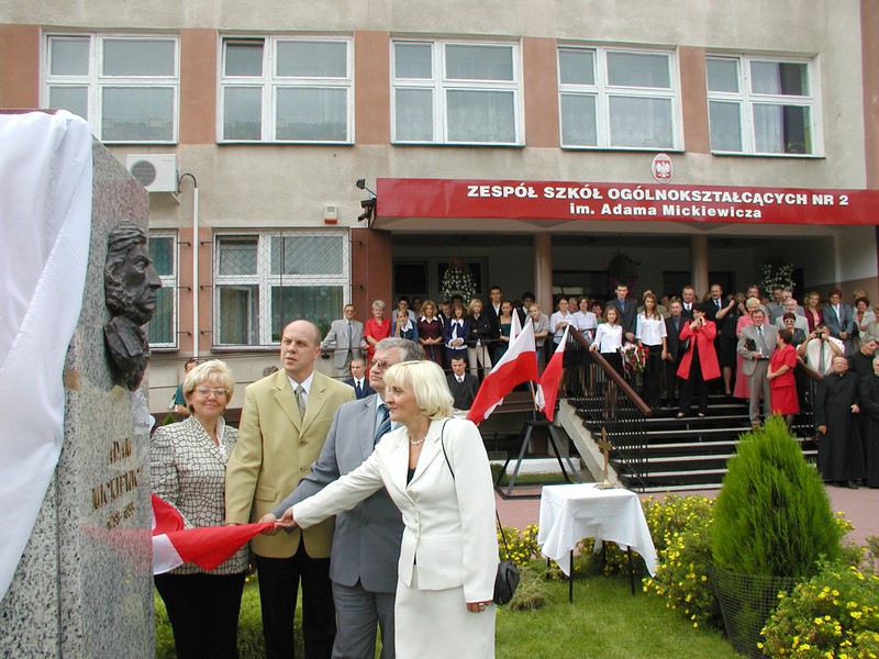 Solidarne odsłonięcie pomnika A. Mickiewicza. Od prawej Jadwiga Droździel, dyrektor bialskiej Delega