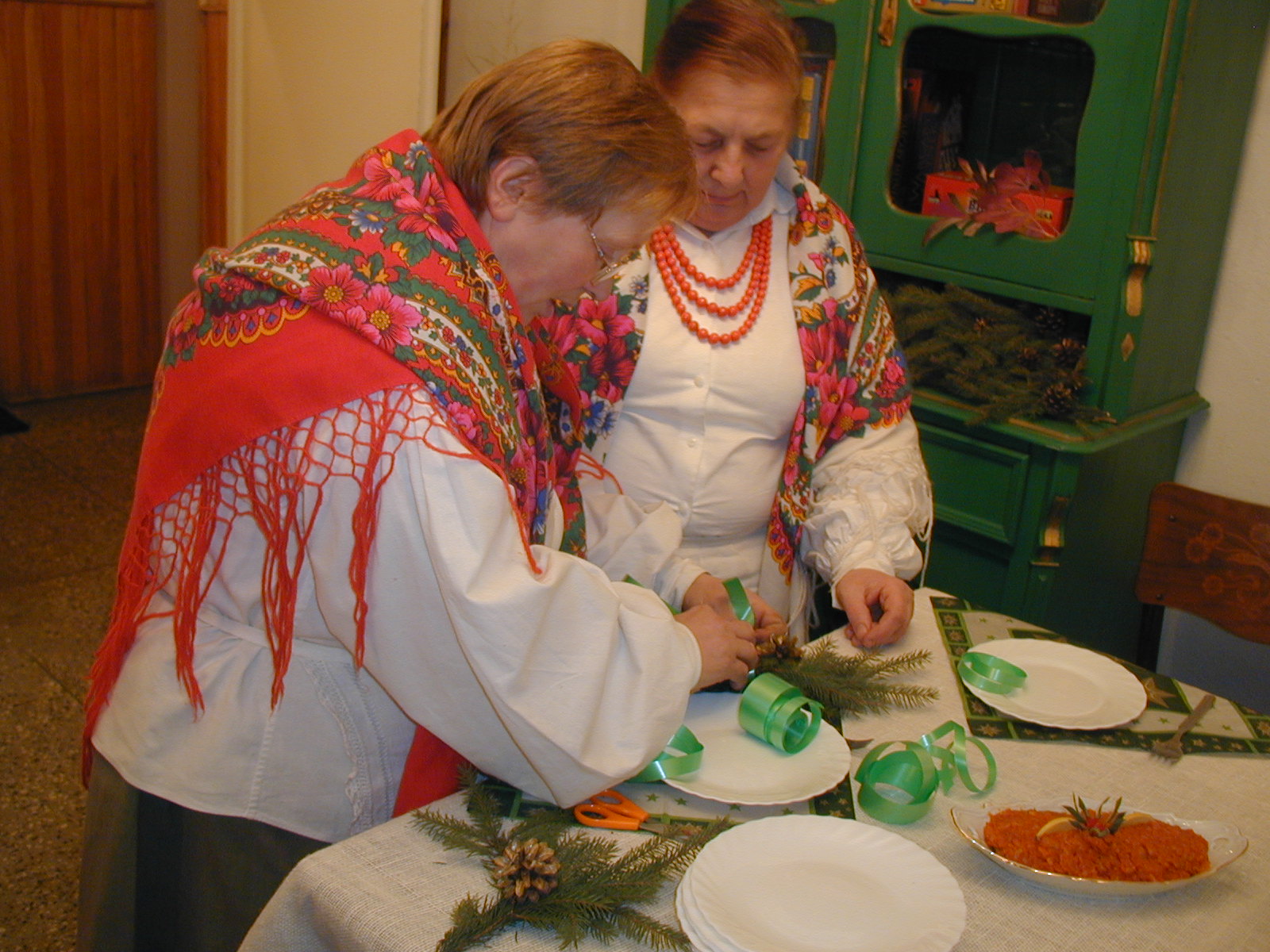 Sztuka przybierania wigilijnego stołu. Jak to robić pokazują Maria Harwacka (po lewej) i Danuta Jówk