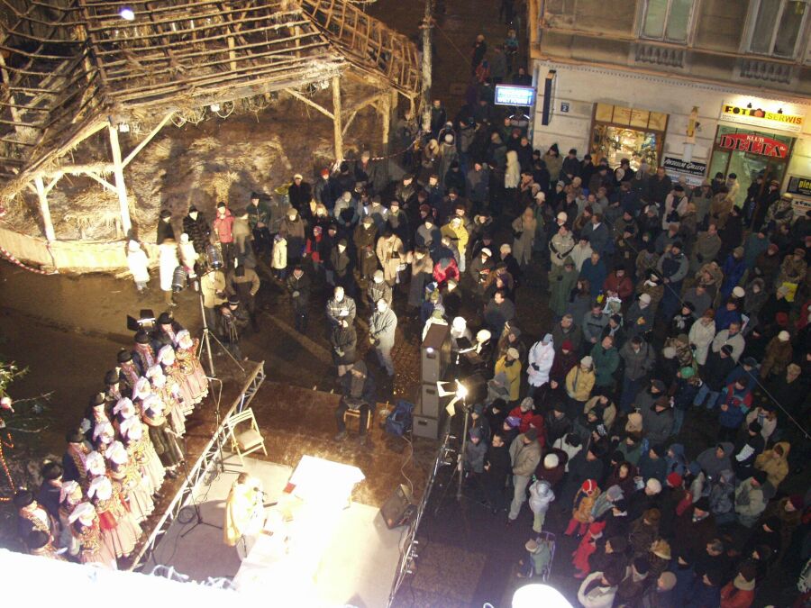 Wieczorem na zgliszczach szopki została odprawiona msza św. Potem odbyło się wspólne śpiewanie kolęd