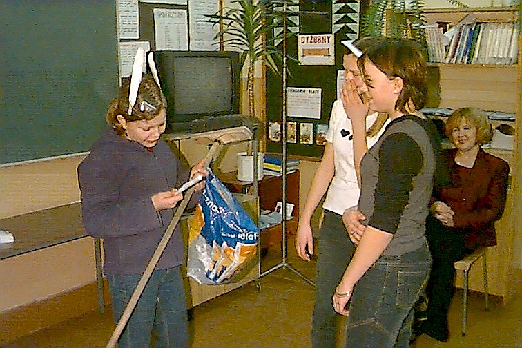 Podczas spotkania z pedagogiem dziewczęta odrywają scenkę, w której pokazują, jak skutecznie oprzeć 