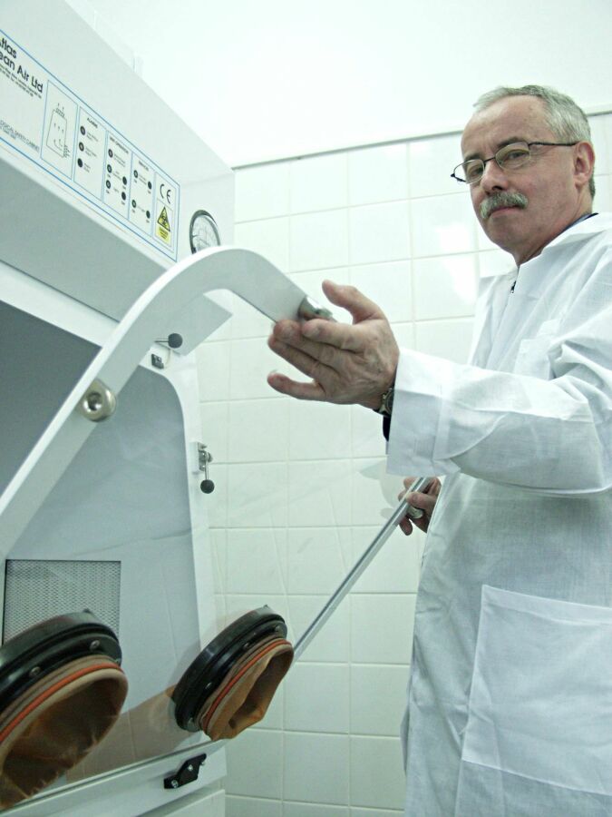 Dr Janusz Słodziński z lubelskiego sanepidu pokazuje nowo uruchomioną kabinę do badań wąglika (M. Ka