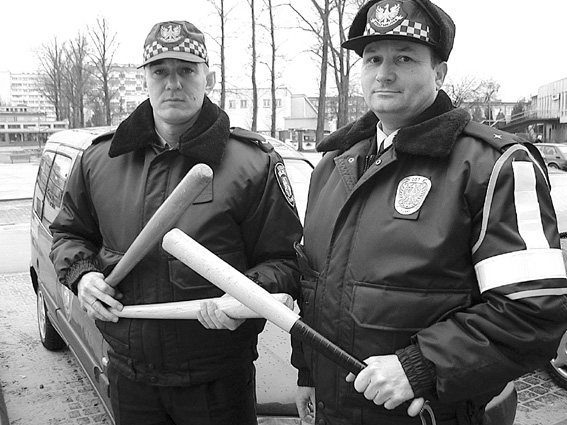 Strażnicy miejscy mogą także odbierać niebezpieczne narzędzia, np. kije bejsbolowe (Fot. Archiwum)