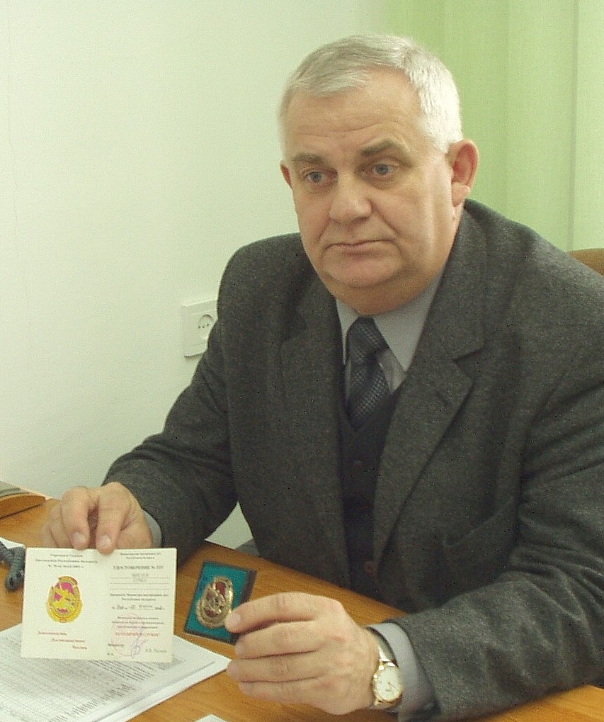 Na zdjęciu: wyróżnienia prezentuje Zbigniew Lisiecki, rzecznik KMP