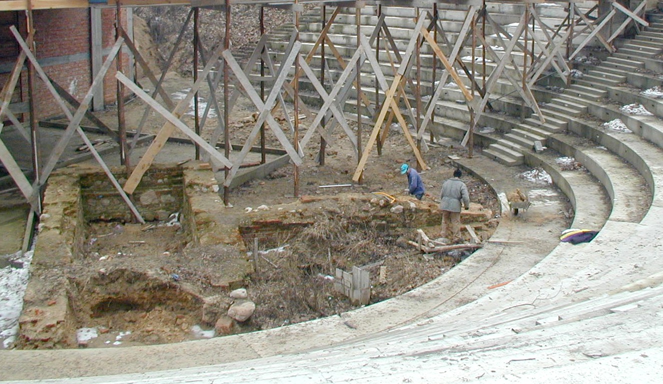 Prace przy budowie amfiteatru wchodzą w końcową fazę. W centrum pozostałości.budowli z XVI wieku