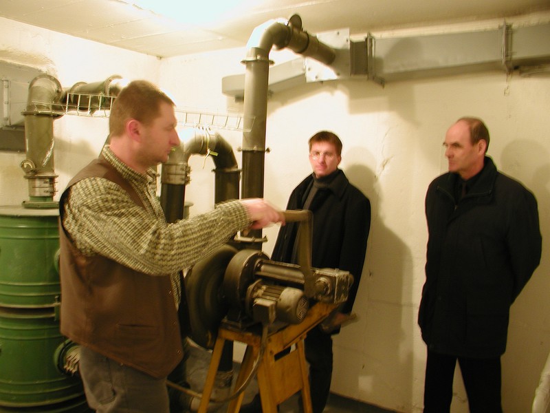 W schronie TP S.A. pracownik tej firmy Roman Kazimieruk (pierwszy po lewej) uruchamia urządzenie fil