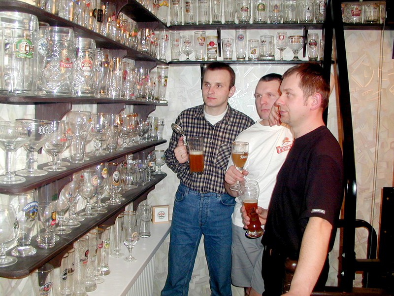 Przy niezwykłej kolekcji Marcina Siemionka (w środku), pierwszy z lewej Grzegorz Korneluk, a po praw