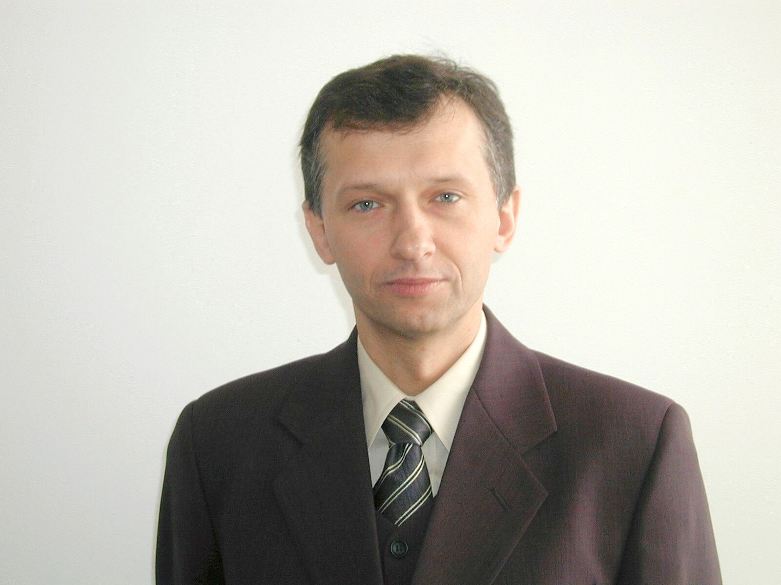 L. Budzyński ma 44 lata. Wojskową Akademię Medyczną w Łodzi ukończył w 1984 r. Poprzednio pracował w