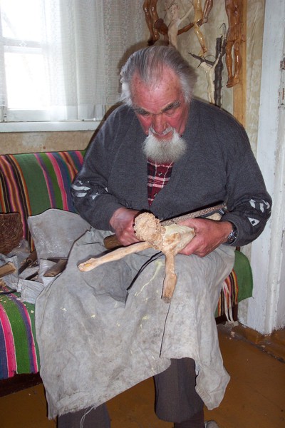 Jan Buczyło jest emerytowanym rolnikiem. Nauki rzeźbienia nie pobierał w żadnej szkole. Jest samouki