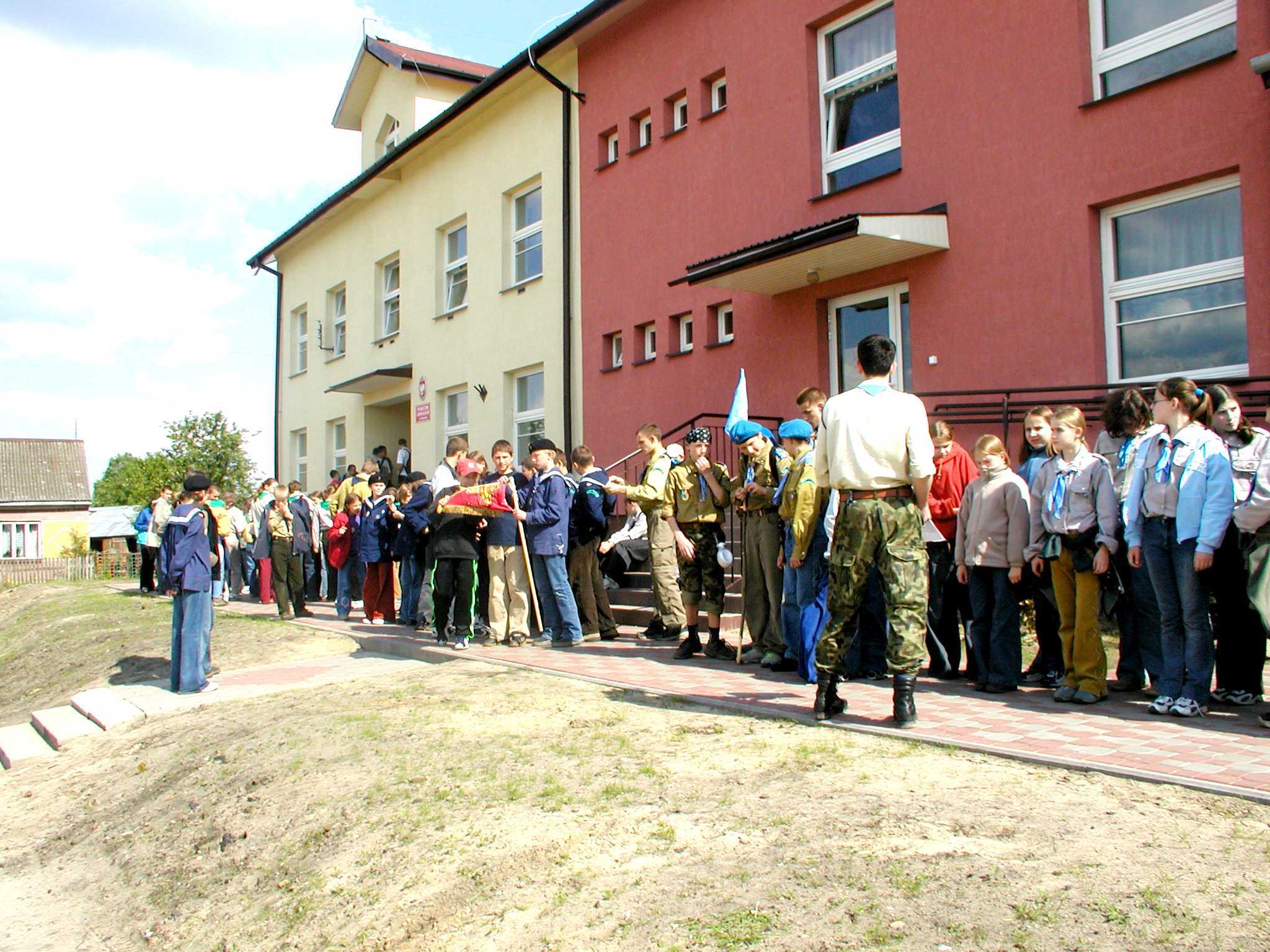 Drużyny harcerskie na wspólnym biwaku w Chotyłowie, przygotowują się do wymarszu na bieg terenowy