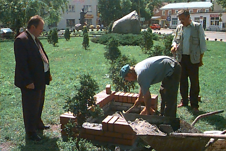 Zastępca burmistrza Jarosław Sych ( z lewej) osobiście pilnował, jak idą prace przy budowie małego p