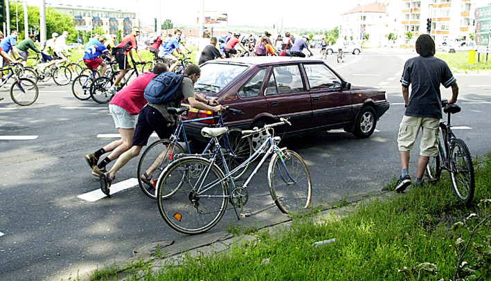 Gdy trzeba rowerzyści z "Masy krytycznej” pomagają kierowcom samochodów. W sobotę pchali poloneza, 