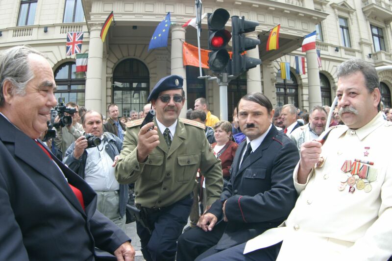 Leonid Breżniew,  Saddam Husajn, Adolf Hitler i Józef Stalin  (w wersji nieszkodliwej) w drodze do p