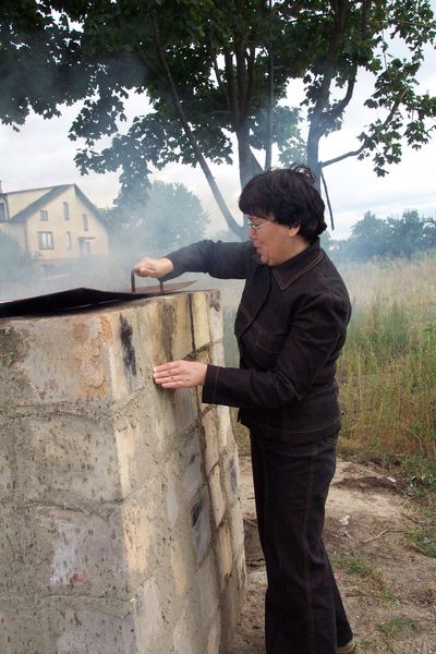 Danuta Izdebska czuwa nad przebiegiem pierwszego wypalania w piecu garncarskim przy terespolskim MOK