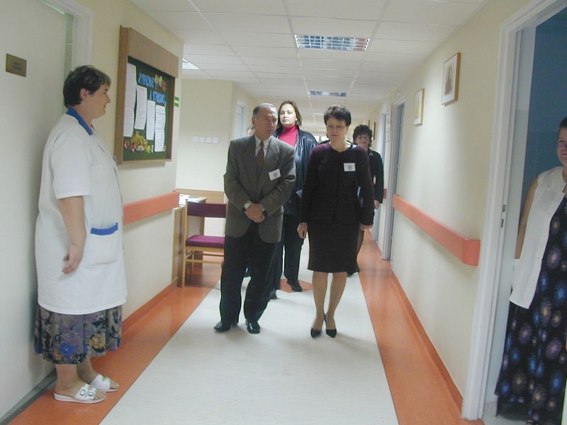 Chorzy w szpitalach odwiedzanych przez różnorodne władze i delegacje, oczekują na bezpieczne leczeni