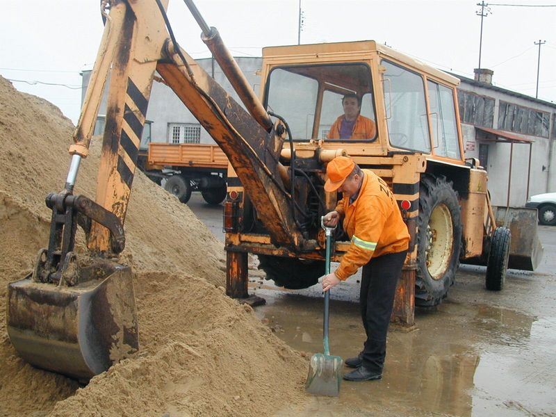 Przygotowywaniem mieszanki piaskowo-solnej na terenie parczewskiego obwodu drogowego zajmują się Jan