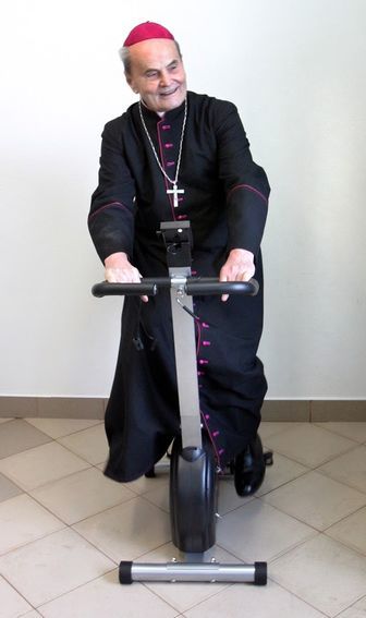 Ks. arcybiskup Bolesław Pylak słynie z dbałości o zdrowy tryb życia. Tu na otwarciu sali gimnastyczn