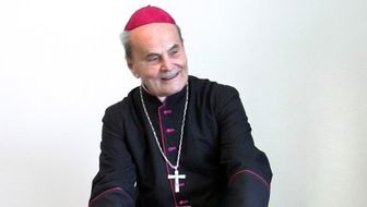 Ks. arcybiskup Bolesław Pylak słynie z dbałości o zdrowy tryb życia. Tu na otwarciu sali gimnastyczn