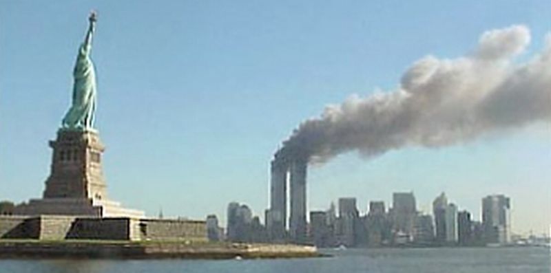 W wieże WTC uderzyły samoloty pasażerskie porwane przez terrorystów<br />
 (Wikipedia)
