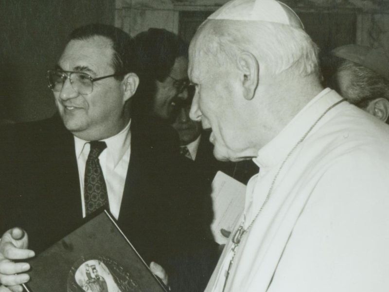 Jan Pawel II przyjmuje Abrahama Foxmana w Watykanie (początek lat 80.)<br />
 (Fot. ADL)