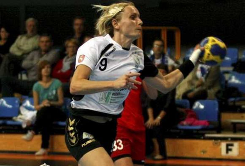 Małgorzata Majerek (rzuciła 8 bramek) i jej koleżanki wysoko pokonały AZS AWF Wrocław (Bartek Żuraws