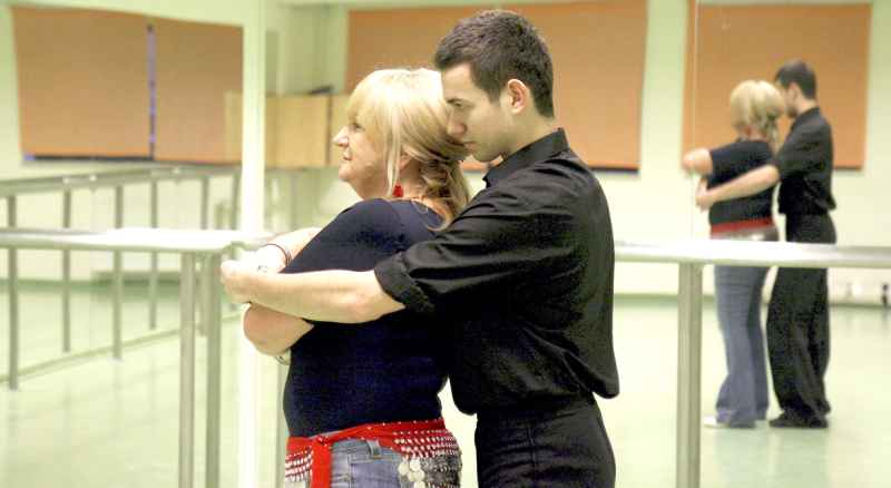 Mirosława Gałan, prezes firmy Multi-Frigo i Paweł Żytko, tancerz Formacji "Gamza” podczas treningu.