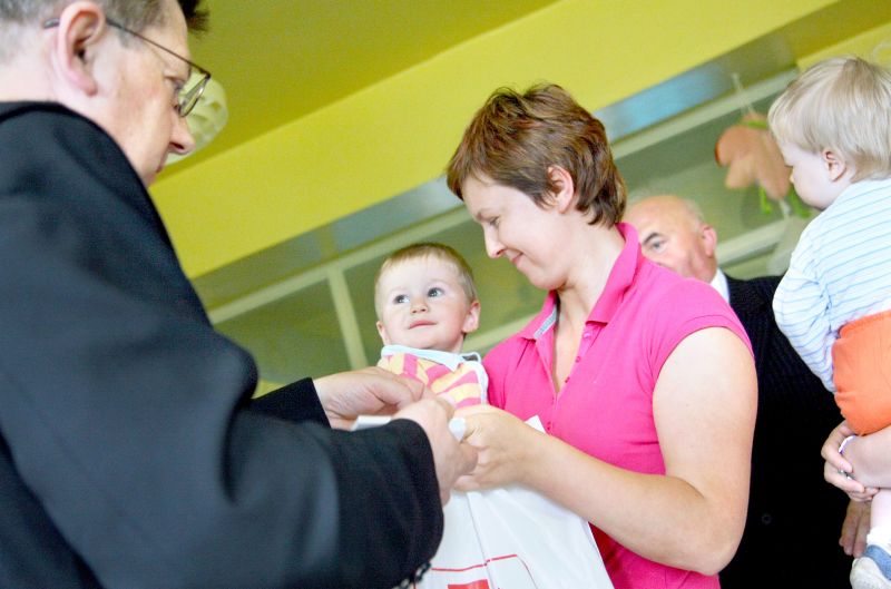 Podczas spotkania z małymi pacjentamii pediatrii w Zamościu to biskup Mariusz Leszczyński był goście