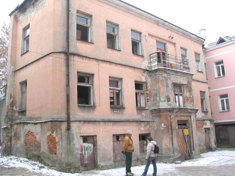 Marzeniem mieszkańców jest, aby z dnia na dzień oficyna zniknęła z ich pola widzenia, a na ich podwó