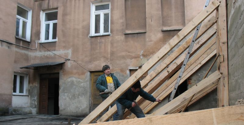 Zabezpieczenie muru drewnianą konstrukcją ma zapobiec katastrofie budowlanej  (Fot. Jacek Barczyński