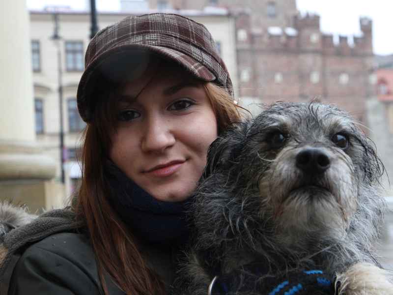 Katarzyna Kursa, koordynator Lubelskiej Grupy Vivy ze swoim psem. – Marszem (NIE) Milczenia chcemy z