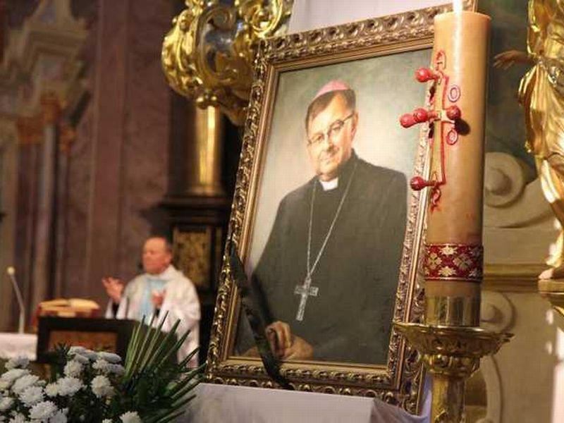 Biskup Mieczysław Cisło zaapelował, by nie kupować wieńców na pogrzeb abp Życińskiego, a pieniądze p