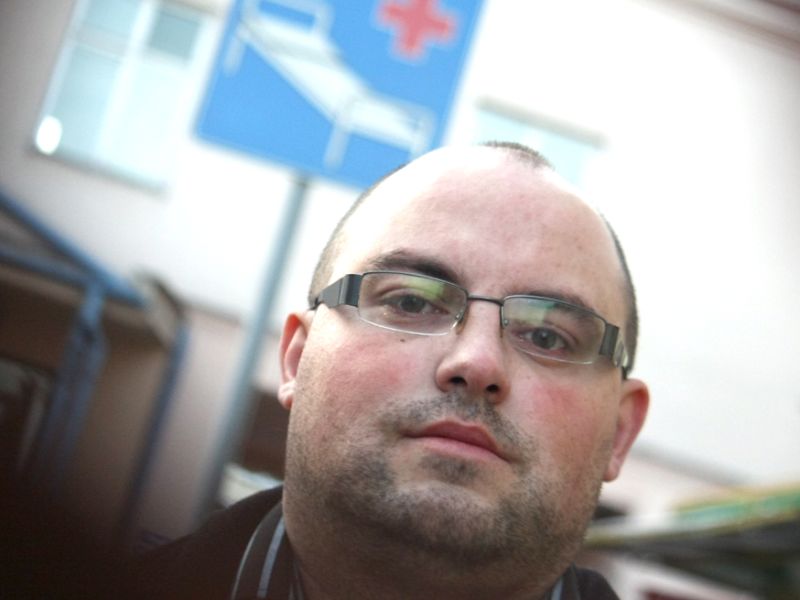 – Nie czułem, że swoim ambulansem uszkodziłem inne auto – mówi Janusz Dziurian. (Jacek Świerczyński)
