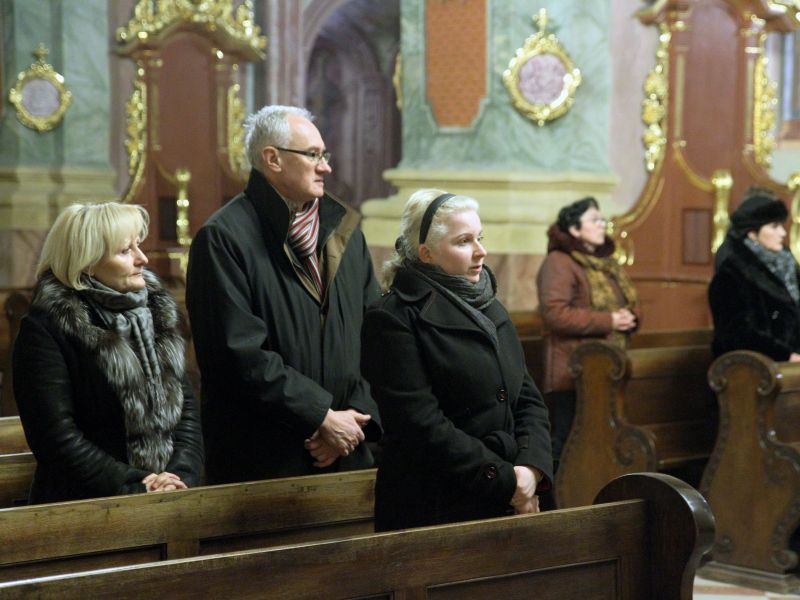 Wieczorem ludzie przyszli do Archikatedry Lubelskiej pomodlić się za arcybiskupa. (Maciej Kaczanowsk