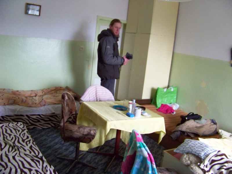 Jakub Kozak w pokoju w szkolnym internacie. Mieszkańcy narzekają na chłód i brud (Beata Kowalska)