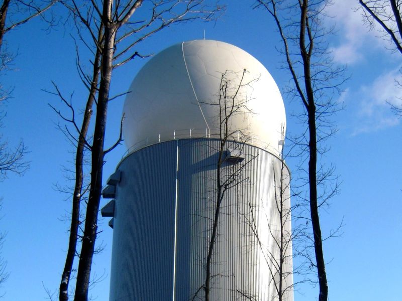 Wieżę radar przykryła błyszcząca kopuła ze specjalistycznego włókna szklanego (Fot. Bogdan Nowak)