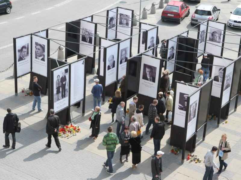 Tak wyglądała wystawa poświęcona ofiarom katastrofy ustawiona przed lubelskim ratuszem (Maciej Kacza