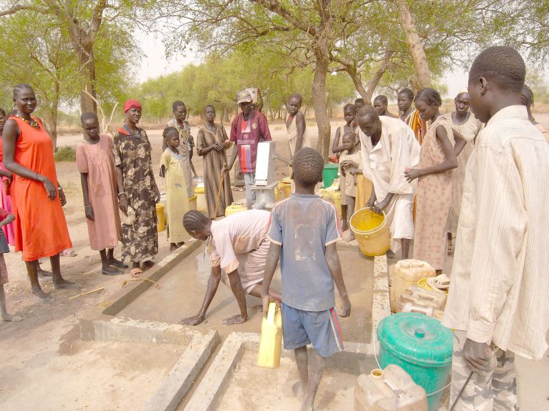 Do studni w Sudanie ustawiają się długie kolejki mieszkańców (Archiwum PAH)