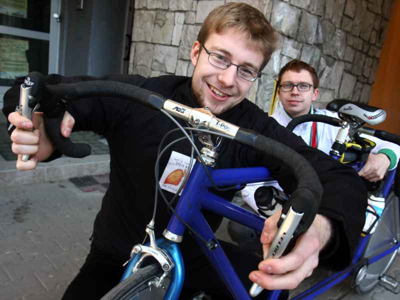 Pojadą do Wiednia: (od lewej) Tomasz Stasiak na rowerze i Paweł Romański w samochodzie technicznym (