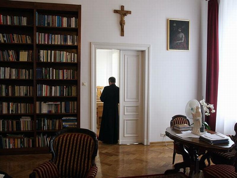 Abp Józef Życiński w swoim gabinecie (archiwum)
