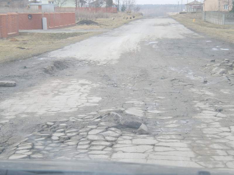 Dziury na drodze w miejscowości Ostrów <br />
i Ostrów Kolonia (Archiwum)