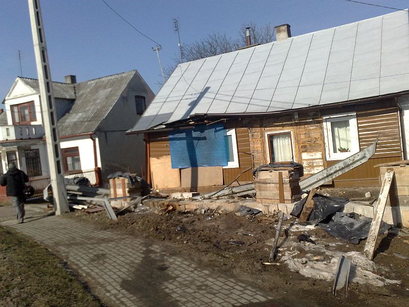 Zniszczony dom w Modliborzycach. (Jacek Świerczyński)