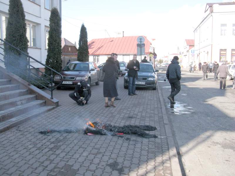 Związkowcy podpalili kukłę "Liberała” przed starostwem w Radzyniu. Nie posprzątali chodnika i spraw